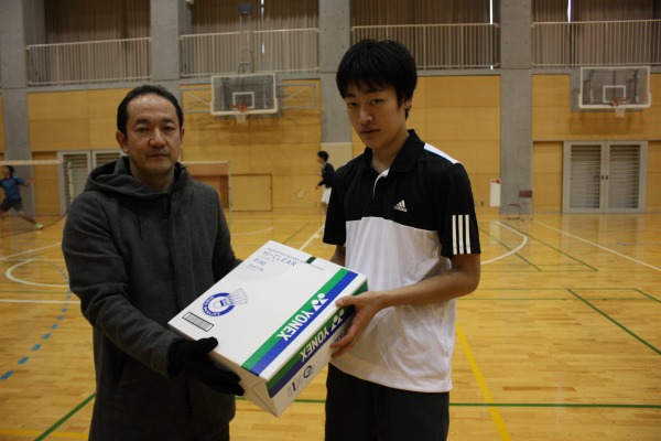 使ったシャトルと残りのニューシャトル(計20Dz)はOB会より現役に渡された(中島会長と東島主将)